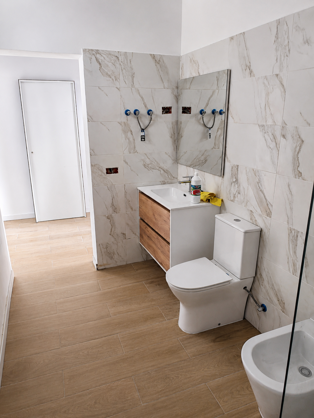 Baño de diseño con acabados premium