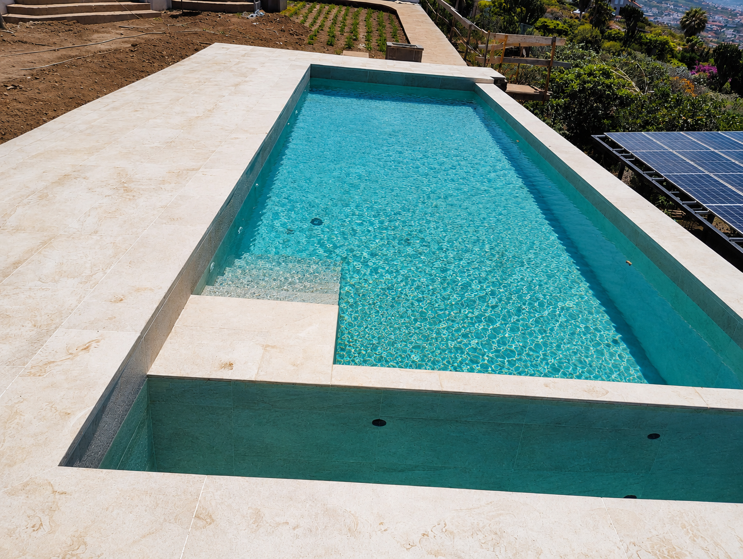 Piscina exterior construida con acabado moderno